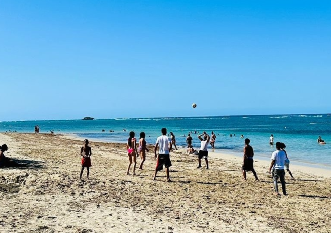 Permiten acceso de bañistas en playas Puerto Plata tras mejorar condiciones marítimas