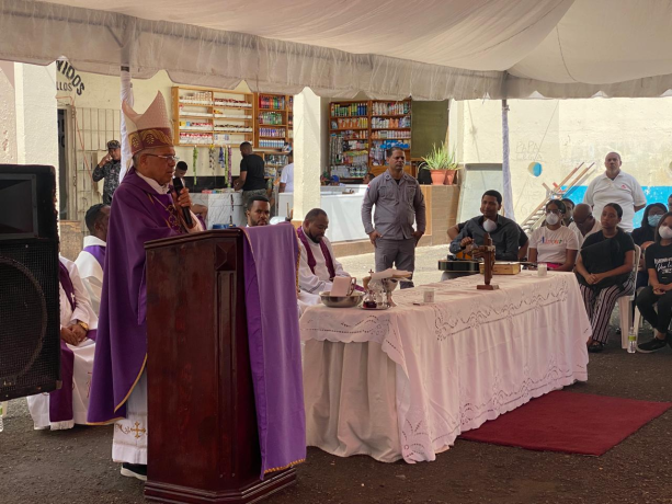Realizan misa en memoria de reclusos fallecidos en el incendio de La Victoria