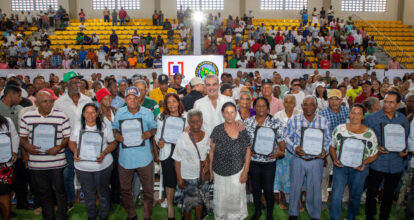 Presidente Abinader entrega 826 títulos de propiedad en Monte Plata