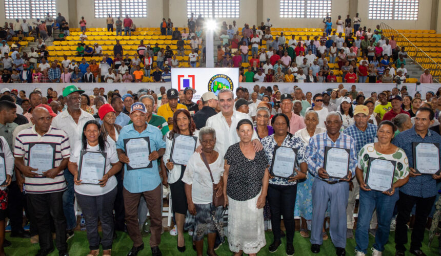 Presidente Abinader entrega 826 títulos de propiedad en Monte Plata