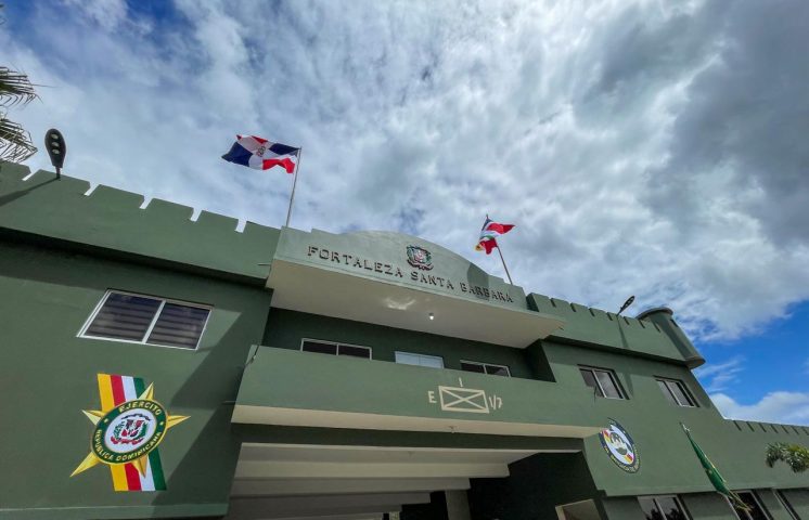 Abinader entrega polideportivos en Sánchez y Samaná; inaugura fortaleza del Ejército