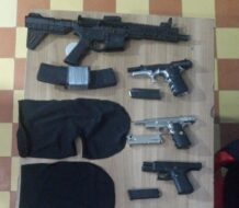 COTUÍ: Apresan cinco hombre se desplazan en una yipeta con fusil y cargadores