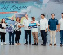 300 familias de Hato del Yaque tienen ahora una vivienda; Abinader y Bonilla realizan entrega