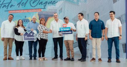 300 familias de Hato del Yaque tienen ahora una vivienda; Abinader y Bonilla realizan entrega