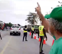 Padre Rogelio y agentes de la Digesett se enfrentan tras cierre vial en La Vega