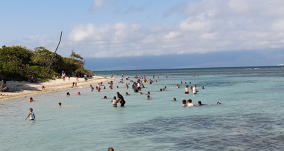 Cientos de vacacionistas abarrotaron este jueves Playa Saladilla en Barahona