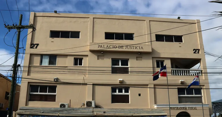 La DGSPC y la Policía Nacional persiguen a un privado de libertad que se evadió del Palacio de Justicia de SDE