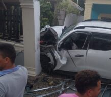Hombre impacta camioneta contra desconocidos que minutos antes atracaron su vivienda en La Vega