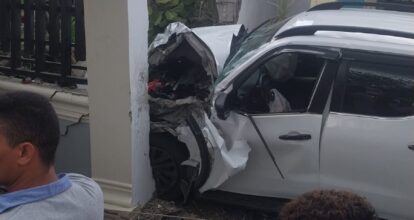 Hombre impacta camioneta contra desconocidos que minutos antes atracaron su vivienda en La Vega