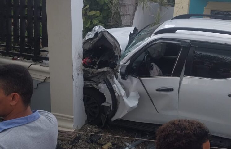 Hombre impacta camioneta contra desconocidos que minutos antes atracaron su vivienda en La Vega