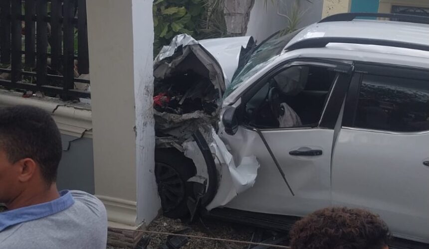 Hombre impacta camioneta contra desconocidos que minutos antes atracaron su vivienda en La Vega