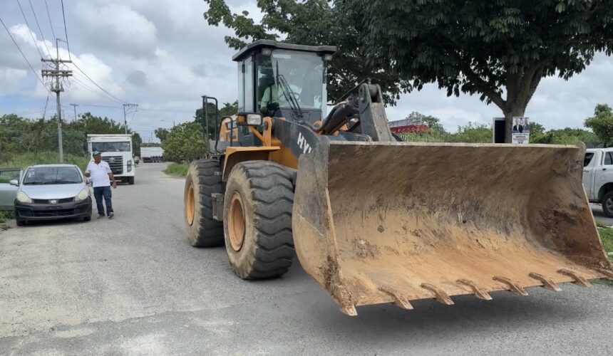 Alcadía SDE acude al llamado de moradores del residencial San Isidro Labrador