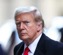 Multan a Trump con 9 mil dólares por desacato en ‘orden mordaza’ durante su juicio penal