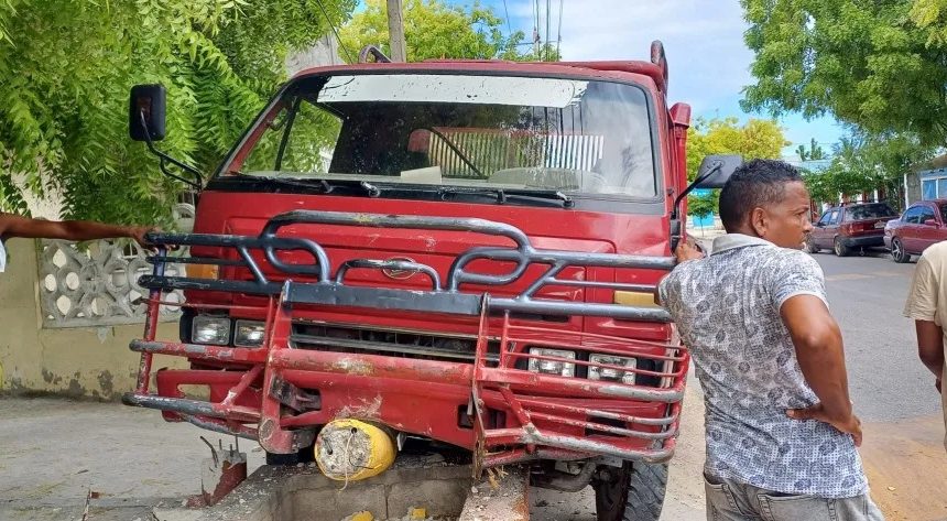 Mujer muere tras ser impactada por camión que perdió los frenos en Bahoruco 