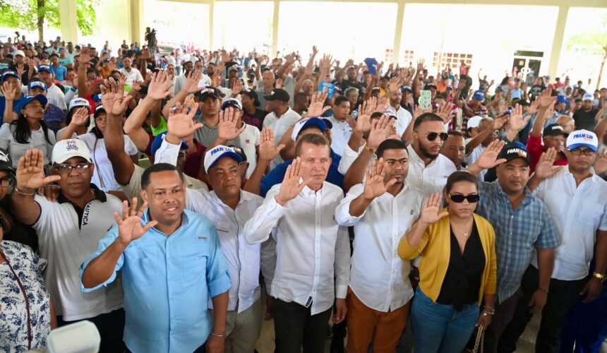 Diputado Lupe Núñez y su equipo político se juramentan en el PRM