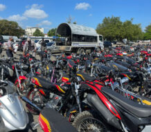 Largas filas para retirar motocicletas incautadas durante asueto SS en Santiago