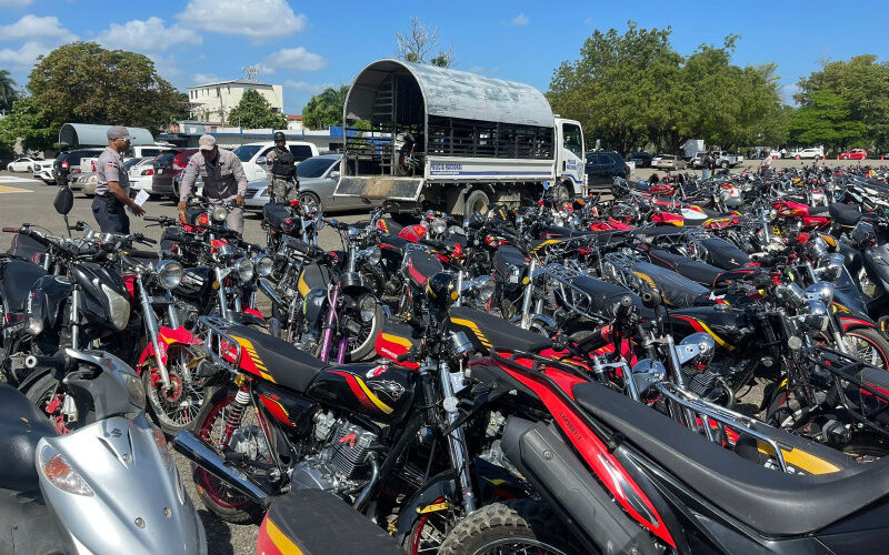 Largas filas para retirar motocicletas incautadas durante asueto SS en Santiago