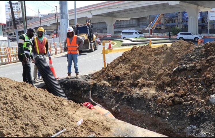 Coraasan avanza en trabajos de ampliación colector aguas residuales en Av. Juan Pablo Duarte