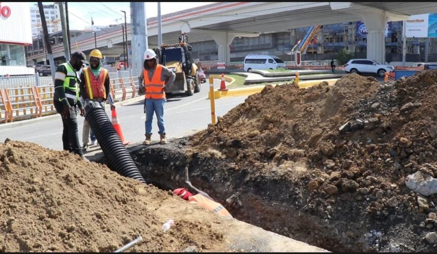 Coraasan avanza en trabajos de ampliación colector aguas residuales en Av. Juan Pablo Duarte