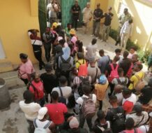 Desmantelan hotel centro de acopio de haitianos en Elías Piña y detienen a 72 indocumentados