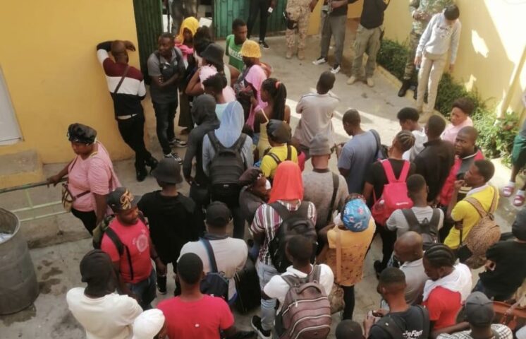 Desmantelan hotel centro de acopio de haitianos en Elías Piña y detienen a 72 indocumentados