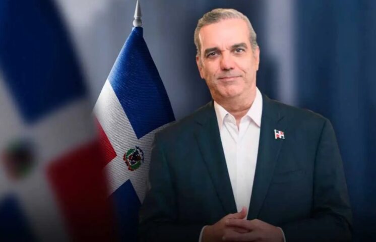 Abinader celebra el compromiso y la ética de todos los profesionales de la comunicación