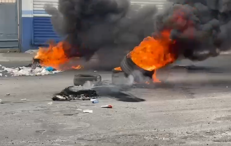 Frente estudiantil UASD SFM quema gomas en demanda de reivindicaciones