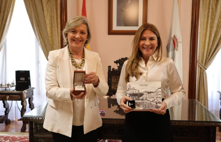  Carolina Mejía se reúne con sus homólogas de Lugo y Santiago de Compostela en España