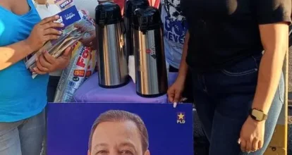 El PLD entrega propuestas de Abel Martínez a transeúntes de la capital
