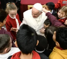 El papa pide a los niños ser «artesanos de paz» y «no perder tiempo en redes sociales»