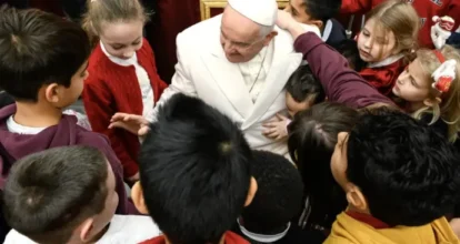 El papa pide a los niños ser «artesanos de paz» y «no perder tiempo en redes sociales»
