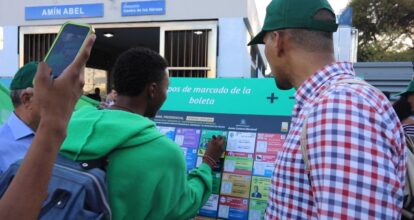 Seguidores de Leonel se movilizan y enseñan a votar en las 34 estaciones del Metro de SD