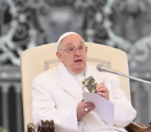 El papa a los jóvenes desde Venecia: «Dejen el teléfono y encuentren a la gente»