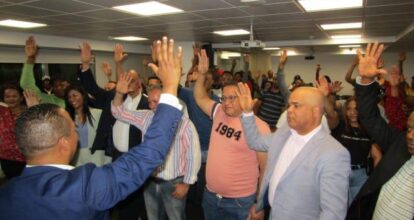 Milton Morrison juramenta al presidente en funciones del PRD en Madrid junto a decenas de sus dirigentes y pasan al Partido País Posible