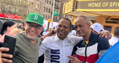 Partido País Posible se moviliza en calles de NY, juramenta miembros y realiza bandereo