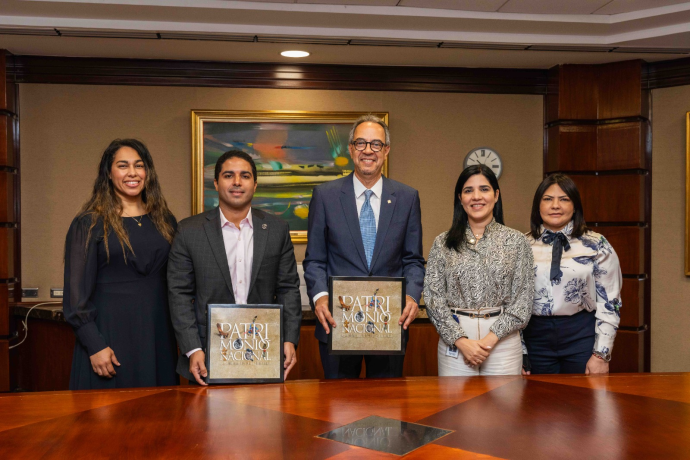 Banco Popular dona a Unesco libros del patrimonio nacional para escuelas