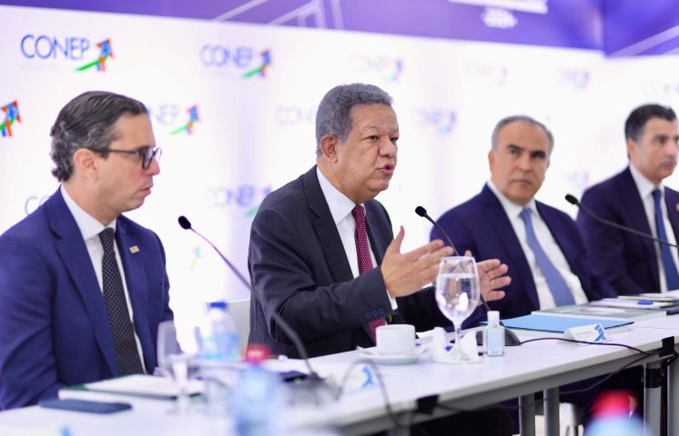 Leonel Fernández le presenta su programa de gobierno al CONEP