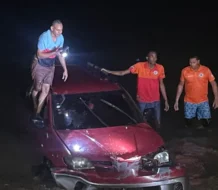 Yipeta cae al océano en malecón de Puerto Plata; ocupantes resultan heridos