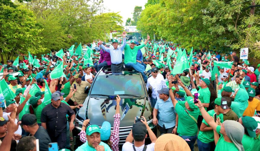 Calles de Salcedo se desbordaron de personas en apoyo a Leonel y a candidatos de Rescate RD