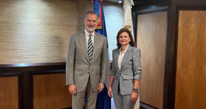 Vicepresidenta recibe al rey Felipe VI durante escala en RD; el monarca confirmó su asistencia a juramentación de Abinader