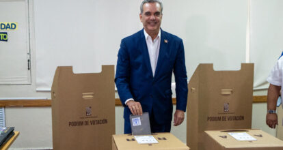 Luis Abinader, al votar, hace un llamado a votar en armonía y fraternidad
