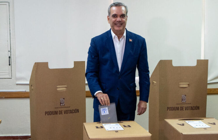 Luis Abinader, al votar, hace un llamado a votar en armonía y fraternidad