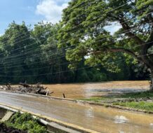Desborde del río Amina paraliza tránsito en Valverde