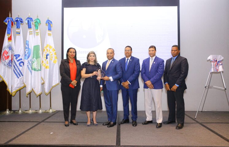 Reconocen a la fiscal Rosalba Ramos por sus aportes bibliográficos sobre delitos económicos