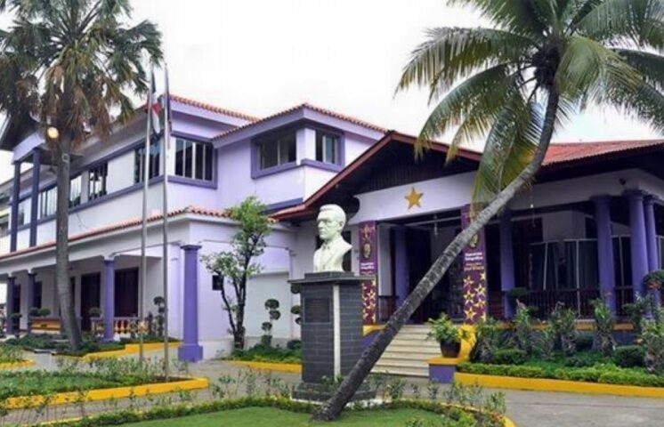 Desaprensivos intentan colocar letreros frente a la Casa Nacional del PLD