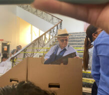 Expresidente Hipólito Mejía bromea con la prensa durante su voto