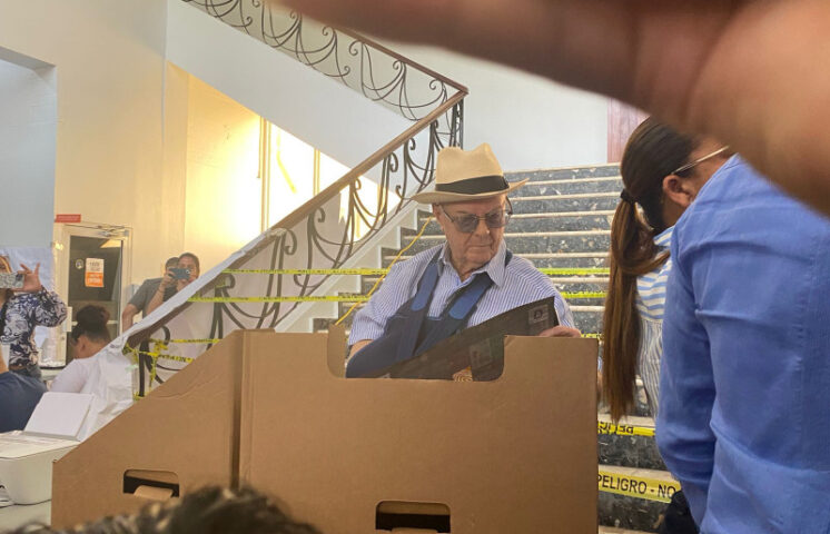 Expresidente Hipólito Mejía bromea con la prensa durante su voto