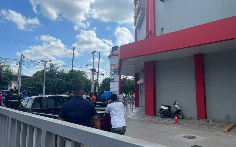 Reportan asalto y tiroteo en entidad bancaria de Santiago