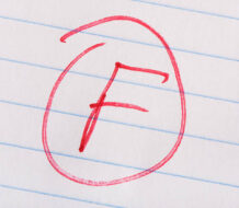 Madre deja a su hija en una carretera por una mala nota