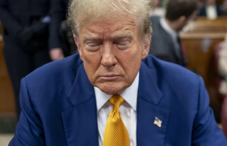 Trump dice que no se duerme durante su juicio penal, sino que simplemente cierra los ojos